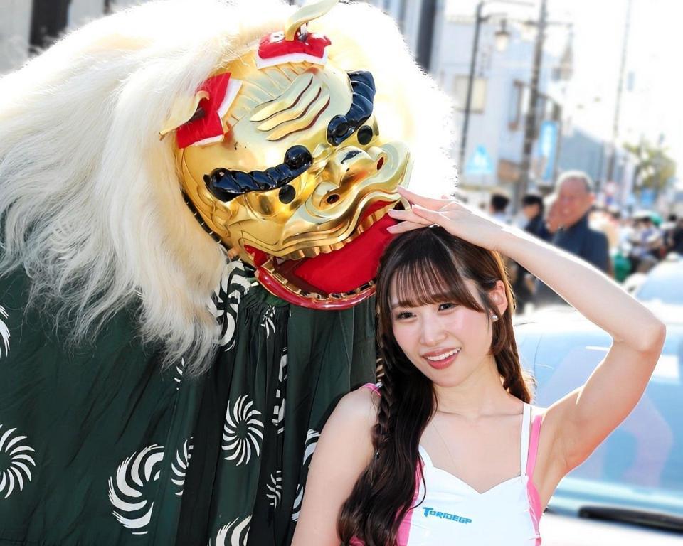 スーパーカーの前でポーズを取っていると獅子舞に頭をかまれた川井栞