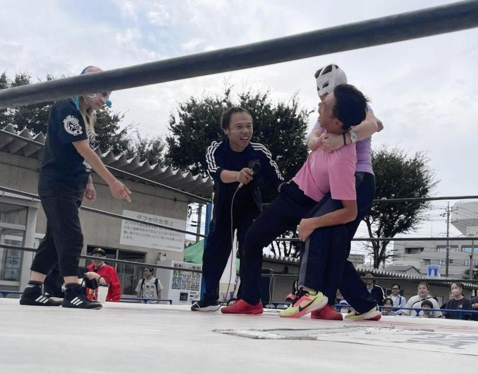 コブラツイストをかけられる青木治親と阿部剛士（左）
