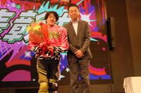 デイリースポーツ杯を制した黒川京介（右は喜多井昭ビジネス局東京営業部長）