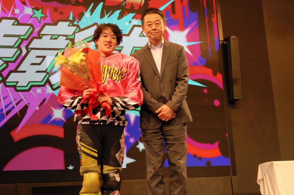 デイリースポーツ杯を制した黒川京介（右は喜多井昭ビジネス局東京営業部長）