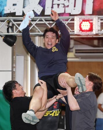 優勝して胴上げされる石原颯