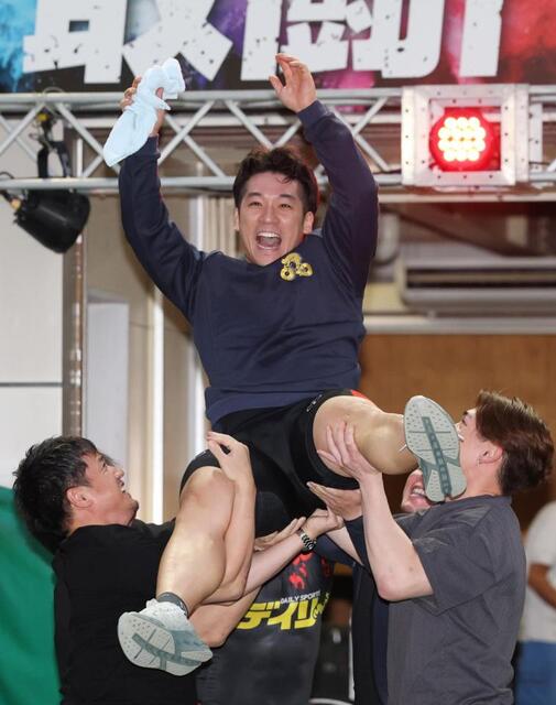 優勝して胴上げされる石原颯