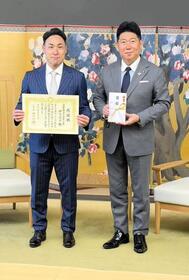 郡司浩平選手と福田紀彦川崎市長