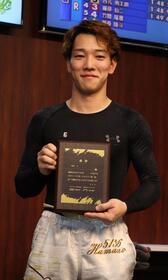優勝盾を手に笑顔の浜野斗馬