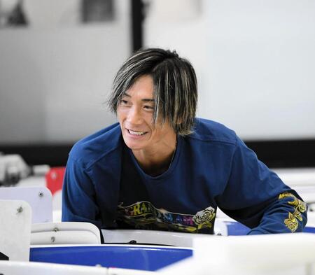 仕上がりの良さに満足顔の峰竜太