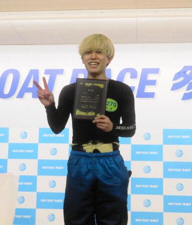 デビュー初優勝を飾ってＶサインをする石渡翔一郎