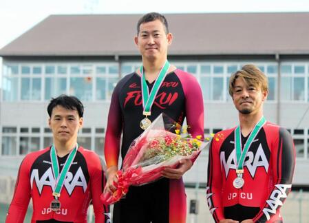 ２年ぶり３回目のケイリン優勝を果たした脇本雄太（中央）