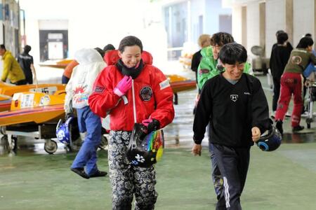 １、２着発進の西村歩（左）