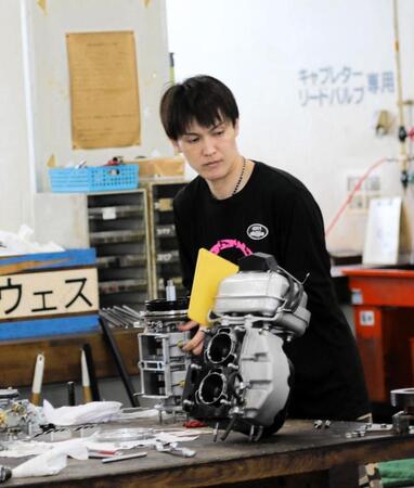 整備に集中している岡村仁