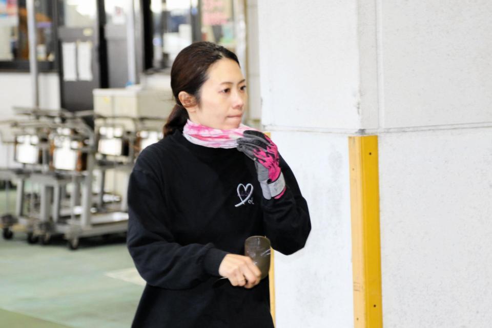 忙しくピットを走り回る山下友貴