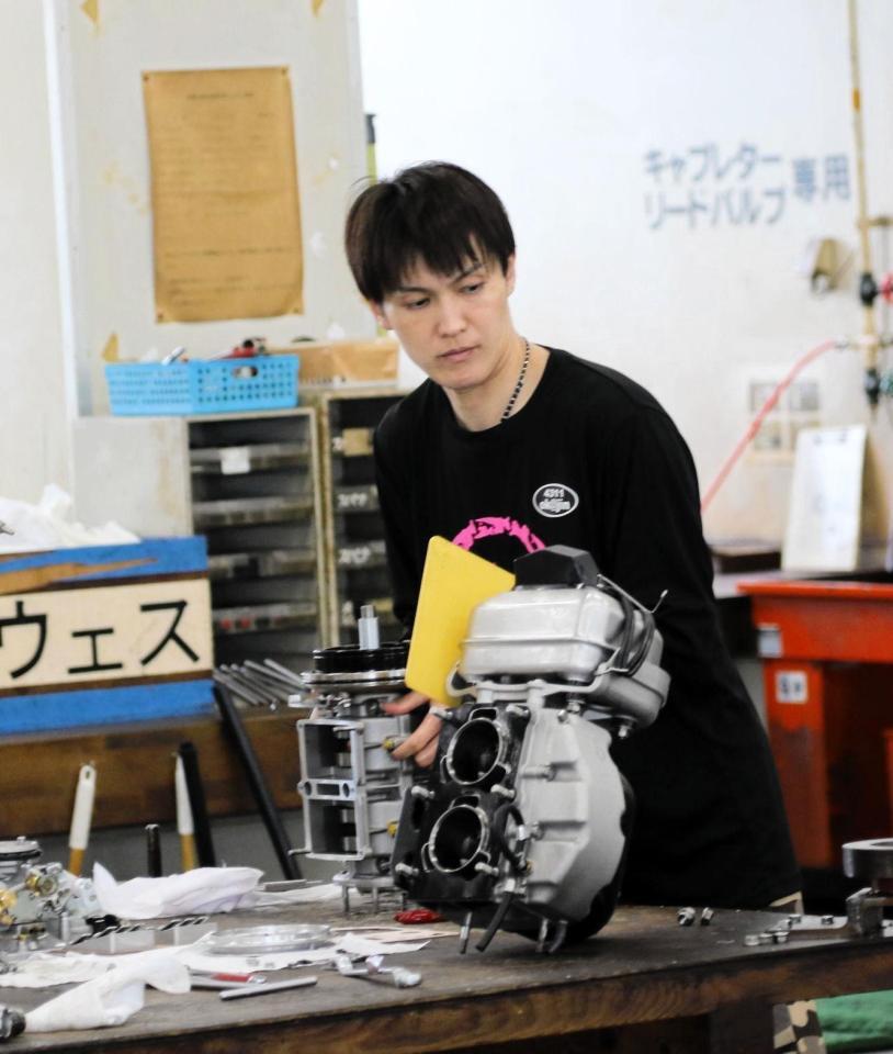 整備に集中している岡村仁