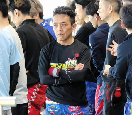 デイリースポーツととこなめボートのコラボＴシャツを愛用する黒崎竜也