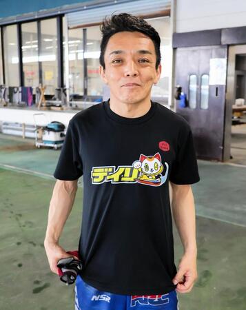 とこにゃんとデイリースポーツのコラボＴシャツをアピールする黒崎竜也