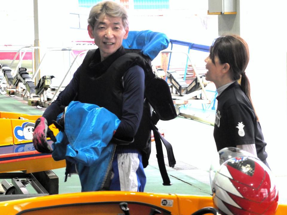 転覆後３連勝の平尾崇典（右は寺田千恵）