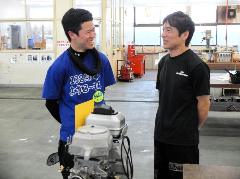山本光雄（右）のアドバイスに耳を傾ける早川理稀