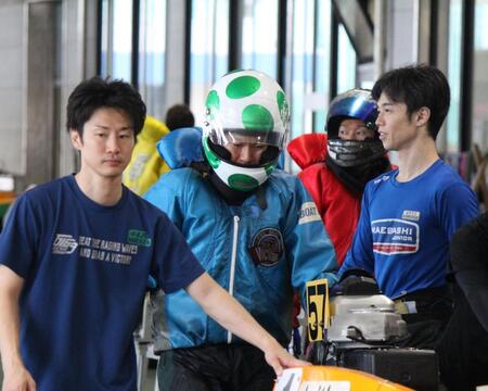ヨッシーのタマゴ柄のヘルメットがインパクト大な吉川貴仁