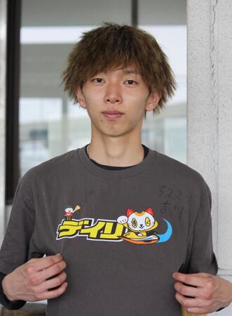 デイリースポーツとトコタンのコラボＴシャツを着用する吉川晴人