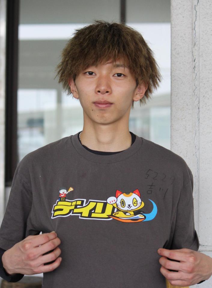 デイリースポーツとトコタンのコラボＴシャツを着用する吉川晴人