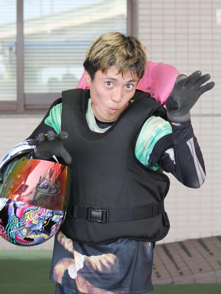 ＹｏｕＴｕｂｅｒのＳＥＩＫＩＮのポーズを取る佐野優都