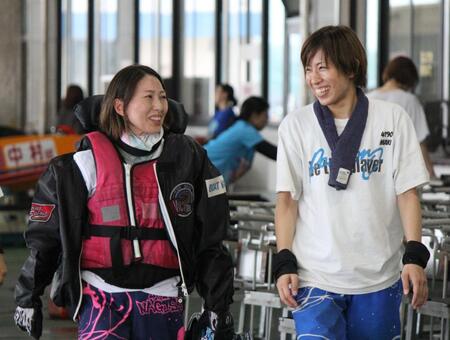復帰戦で白星を飾り、長嶋万記に笑顔で迎えられる島田なぎさ