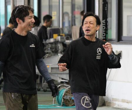 ピット離れの良さが目立つ松下直也（右）