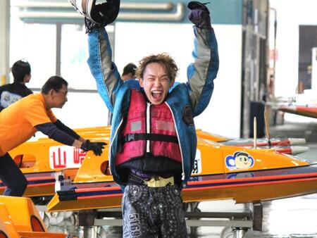 デビュー初優出を決め、喜びを爆発させる堀本翔太