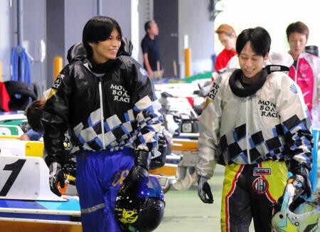 レースを終え石本裕武（右）と笑顔で話す末永和也