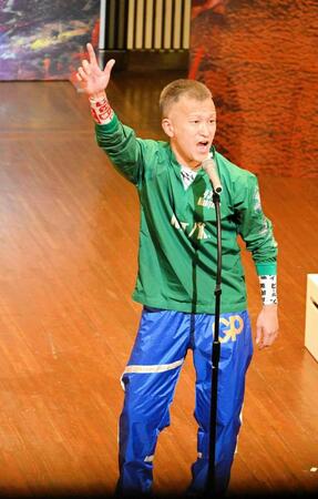 「みなさん愛してま～す」と登場の西山貴浩