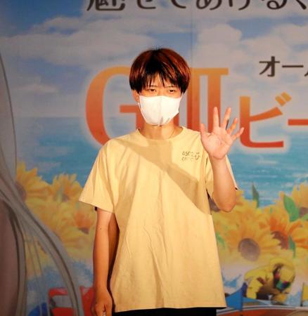 ファンに手を振る遠藤エミ