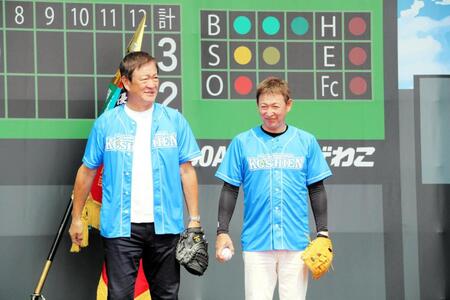 始球式を行った片岡篤史氏（左）と立浪和義氏