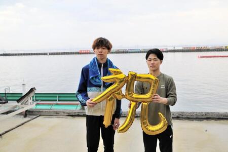 Ｇ２初１着で水神祭を行った吉川晴人（左）と広瀬凜（右）