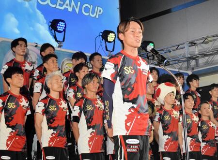 オープニングセレモニーで選手を代表してあいさつをする丸野一樹