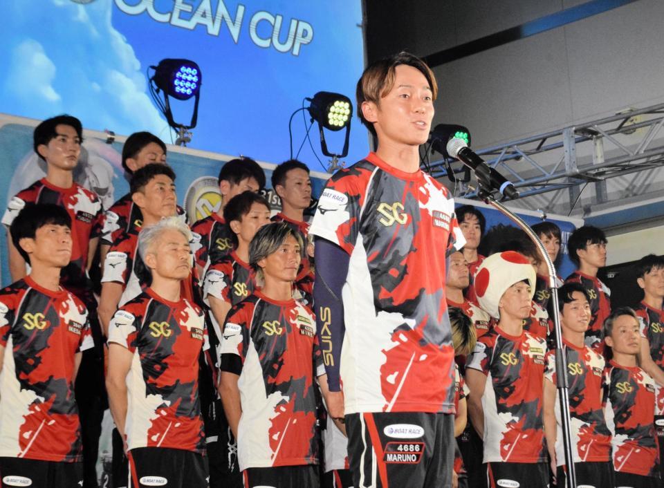 オープニングセレモニーで選手を代表してあいさつをする丸野一樹