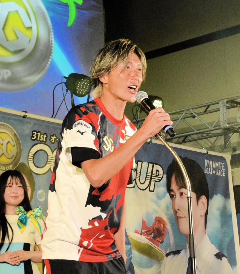 絶叫してオープニングセレモニーを盛り上げる峰竜太