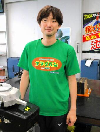 昨年大会のＴシャツを着込んだ桑原将光