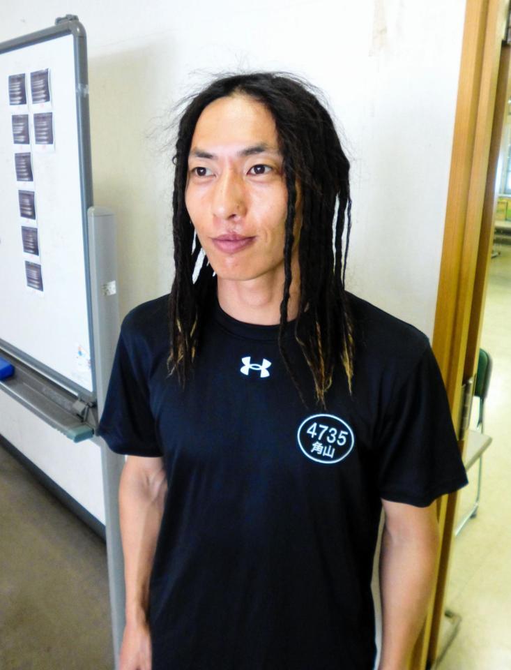 自慢のドレッドヘアをなびかせてピット作業する角山雄哉