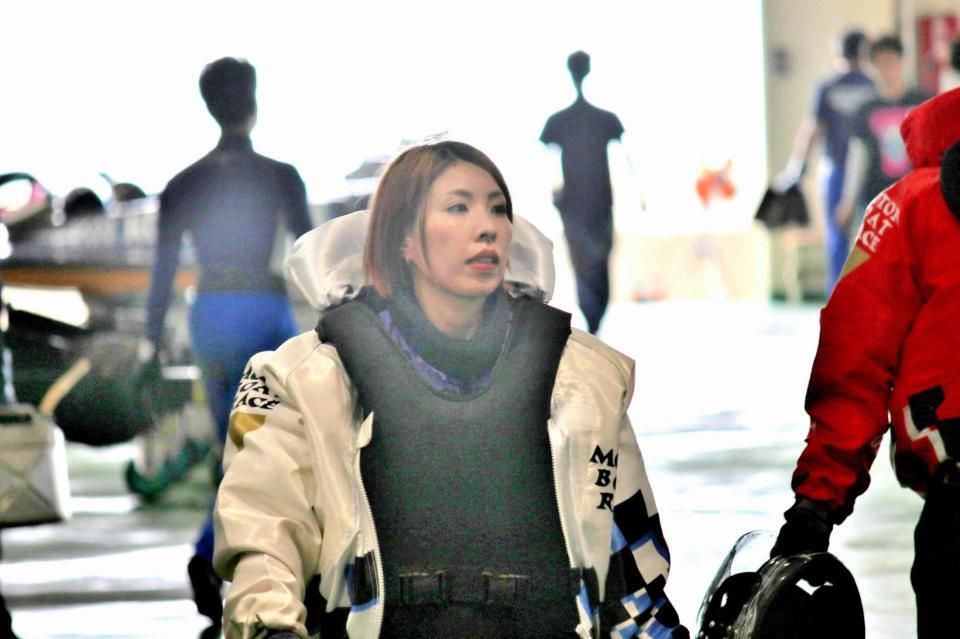 女子最初の勝ち名乗りをあげた高田ひかる