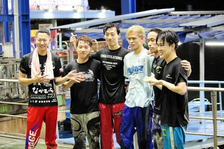 水神祭を行った大場恒季（右から３人目）