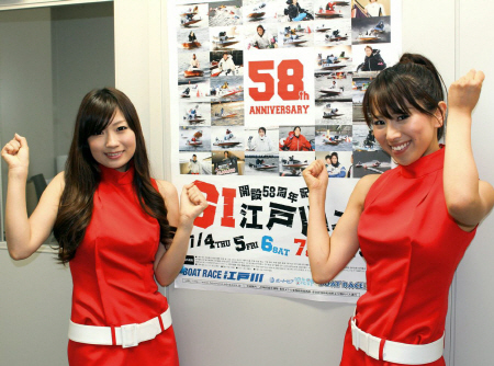 キャンペーンガールの平塚さん（右）と前嶋さん＝大阪市のデイリースポーツ
