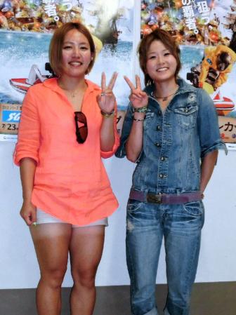 若松ボートでトークショーを行ったガールズケイリンの白井美早子（写真左）とボートレーサーの平高奈菜