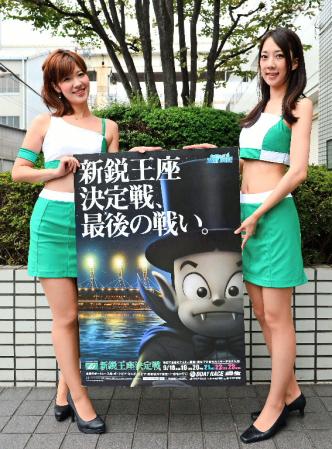 ＰＲに訪れた菅野彩と角田美香＝ＤＳ東京本部（撮影・三好信也）