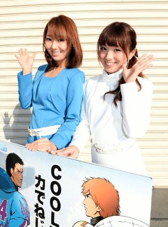 　笑顔で手を振る滝沢愛里沙（左）と佐藤里菜＝デイリースポーツ東京本部