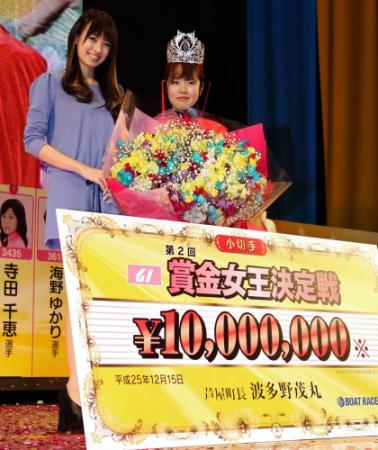 　賞金女王に輝き南明奈（左）に祝福される平山智加