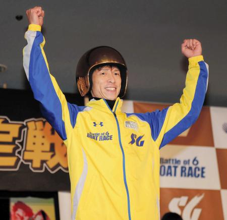 　賞金王決定戦を制した池田浩二は黄金のヘルメットをかぶりガッツポーズ（撮影・山口　登）