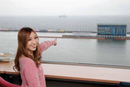 　晴れていれば琵琶湖を遊覧する「ミシガン」がよく見えるが、降雨にかすんだのが残念（撮影・坂部計介）