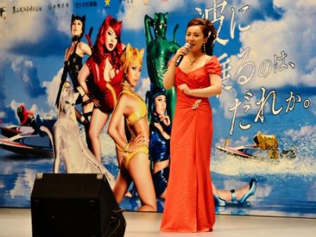 ボートニャーと被らないオレンジ色の衣装に身をまとった水田竜子