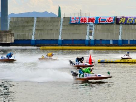 　（６）深川真二が２コースまくりで１着で（２）岡崎恭裕が２着に入り、３Ｒは九州勢でワンツー決着