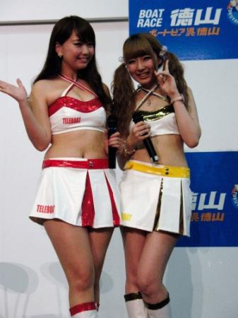 徳山ボートのトークイベントに参加したテレガールの佐々木千夏（左）、吉内衣里奈（右）