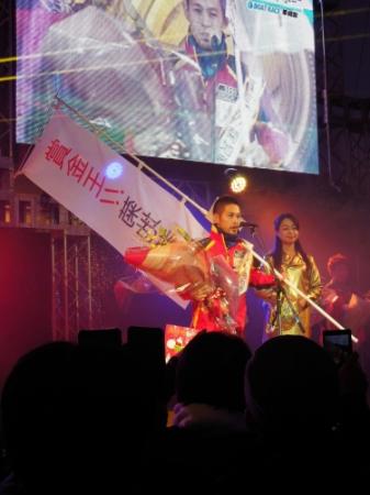 「賞金王菊地孝平」というのぼりを持って開会式に登場した菊地孝平