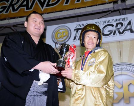 　表彰式で大相撲の横綱・白鵬（左）から優勝カップを受け取る茅原悠紀